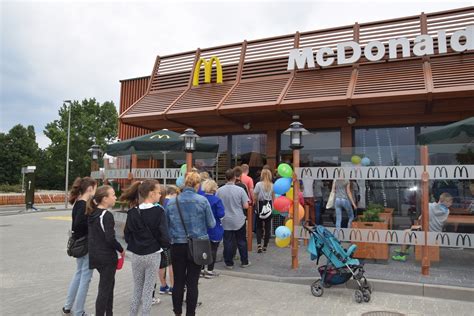 Stargard McDonald s otwarty Tłumy przyszły sobie pojeść zdjęcia