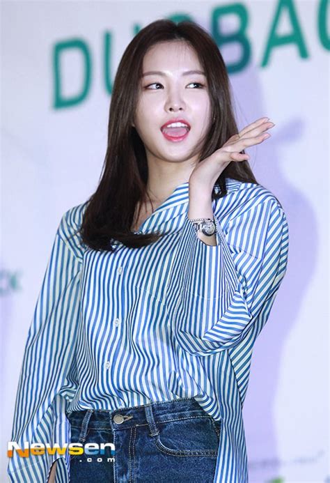 포토엔 에이핑크 손나은 심쿵 유발 애교 손인사 아이돌24시 네이트 연예