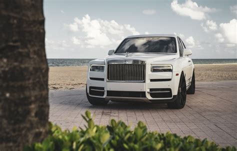 Скачать обои Rolls Royce Sky White SUV Sight Cullinan раздел