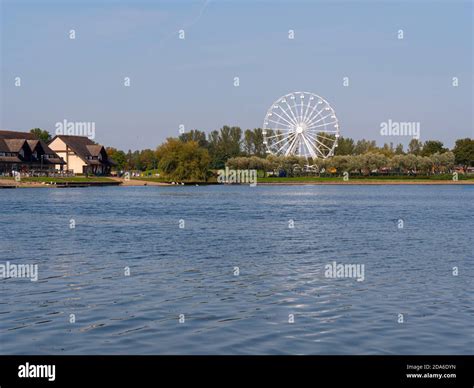 The Wowmk Observation Wheel At Willen Lake In Milton Keynes Stock Photo