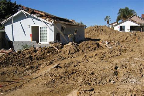 New California landslides strike 12 homes in south - 2LT News