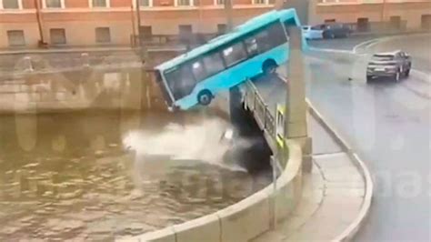 Video C Mara De Seguridad Capt El Momento En Que Un Colectivo Cay A