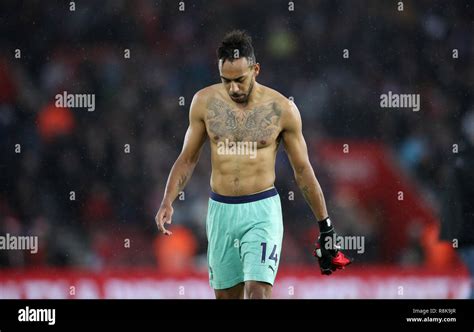 Aubameyang Reacts Hi Res Stock Photography And Images Alamy