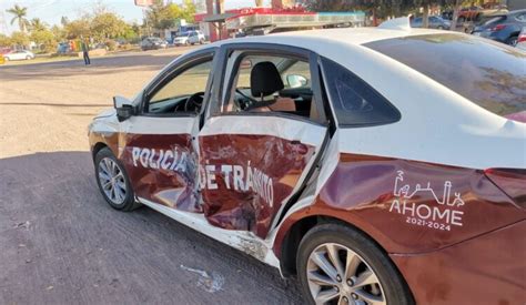 Chocan patrulla de Tránsito de Ahome y una camioneta