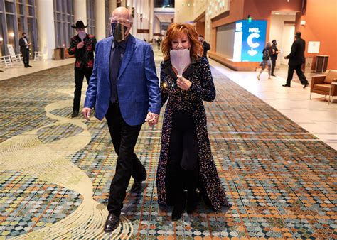 Reba Mcentire Holds Hands With Boyfriend Rex Linn At 2020 Cma Awards