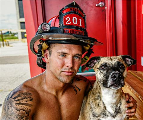 Calendario de sexys bomberos en beneficio de los perros