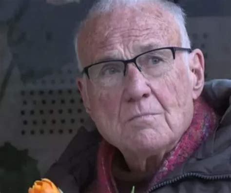 Aos anos padre deixa igreja e vira astro de filme pornô gay