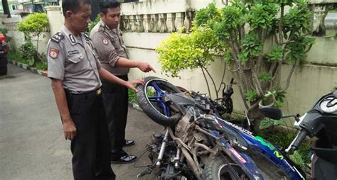 Menyalip Pikap Sikat Motor Warga Palimanan Tewas