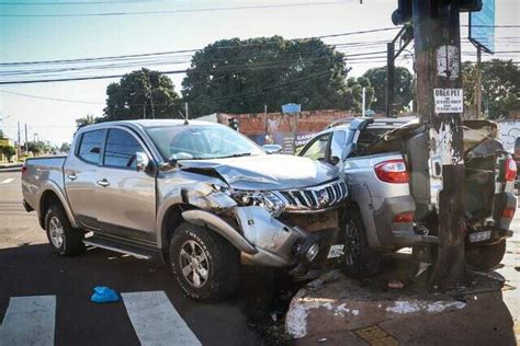 Acidente em Campo Grande Colisão na Av Júlio de Castilho deixa