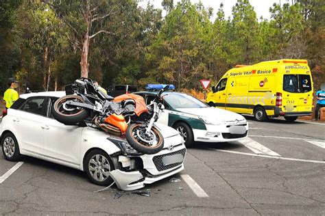 Aparatoso accidente coche moto en Las Raíces