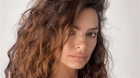 Emily Ratajkowski Deslumbra Em Evento Vestido Transparente De Mil Euros