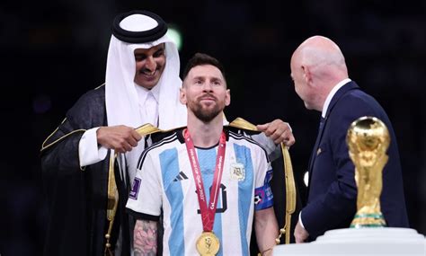 ¿qué Es La Capa Que Le Pusieron A Messi Cuando Recibió La Copa Del Mundo