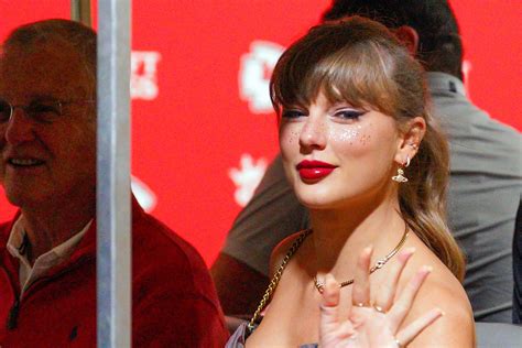 Taylor Swifts Hidden Message for Travis Kelce, Chiefs - Athlon Sports