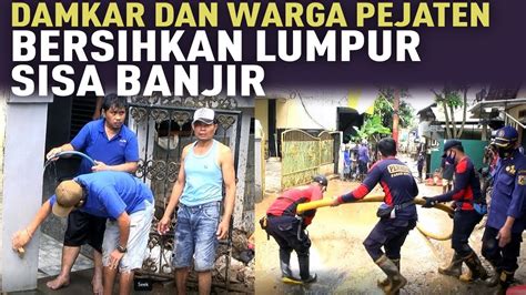 Damkar Dan Warga Pejaten Bersihkan Lumpur Sisa Banjir Youtube