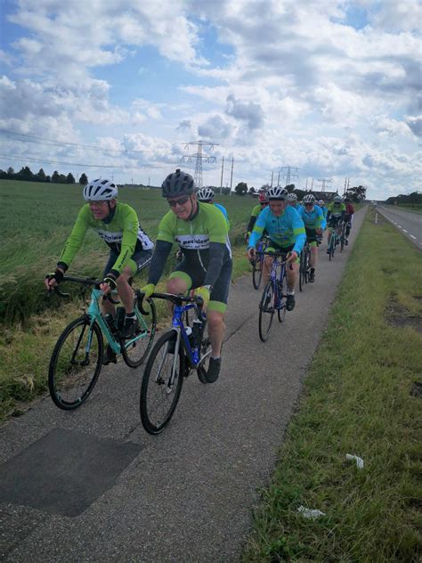 Allemaal op de fiets begeleiding van fietsvrienden uit België