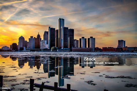 Detroit Skyline At Sunset Stock Photo - Download Image Now - Detroit ...