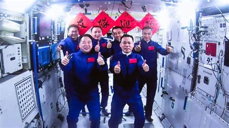 Les Astronautes De Shenzhou Entrent Dans La Station Spatiale Et