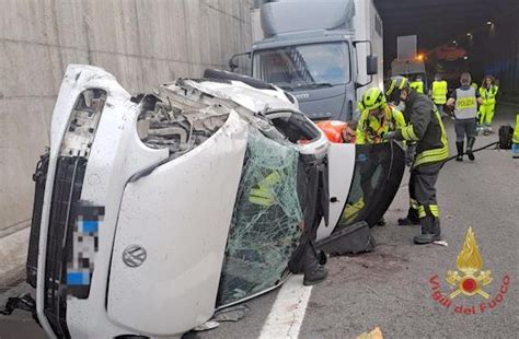 Terribile Scontro Fra Un Auto E Un Camion Morti Due Ragazzi Di E