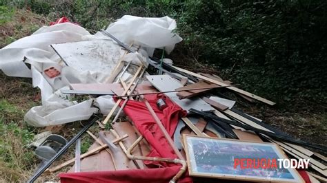 Ennesimo Abbandono Di Rifiuti In Strada San Lorenzino Segnalazione A