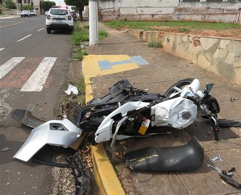 Motociclista De Anos Tem Fratura Exposta E Ferimentos Ap S Colis O