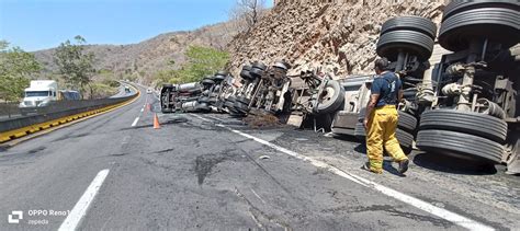 Vuelca tráiler que transportaba diésel y termina en llamas en la Tepic