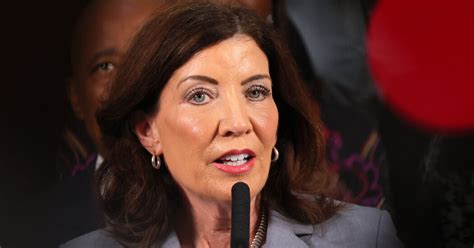 New York Gov Hochul Pushes Biden To Speed Up Migrant Permits The New York Times