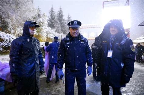 抗风雪 保平安 一城风雪，全警守护！ 澎湃号·政务 澎湃新闻 The Paper