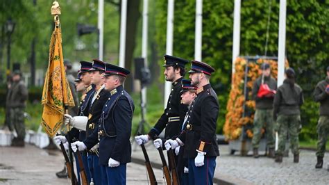 Koningsdag Afgetrapt Met Buitengewone Vlaggenparade Kma Bredavandaag