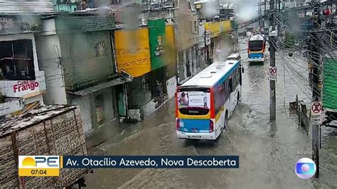 Vídeo Chuva causa alagamentos e transtornos no Grande Recife Bom Dia