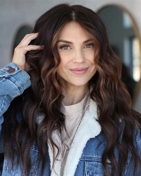 Hairstyles Featuring Dark Brown Hair With Highlights For