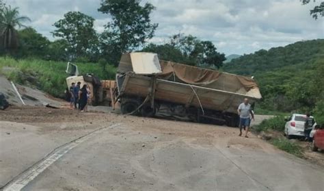 Carreta Tomba Na Serra De S O Vicente E Motorista Socorrido E Levado