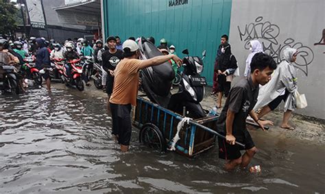 Caritau Penyedia Jasa Gerobak Kais Rezeki Di Tengah Banjir