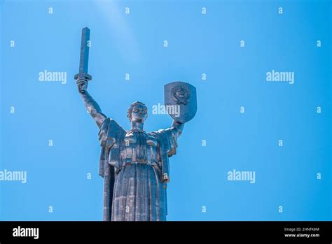 Le Monument de la mère patrie une célèbre statue monumentale à Kiev