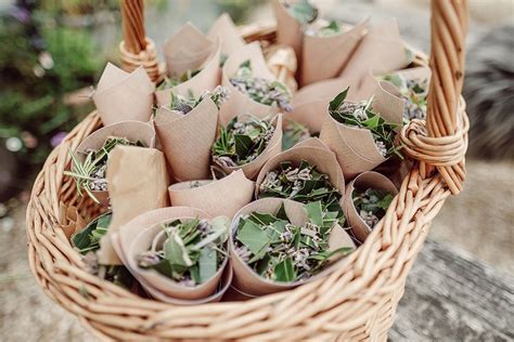 12 Biodegradable Confetti Ideas For Your Wedding