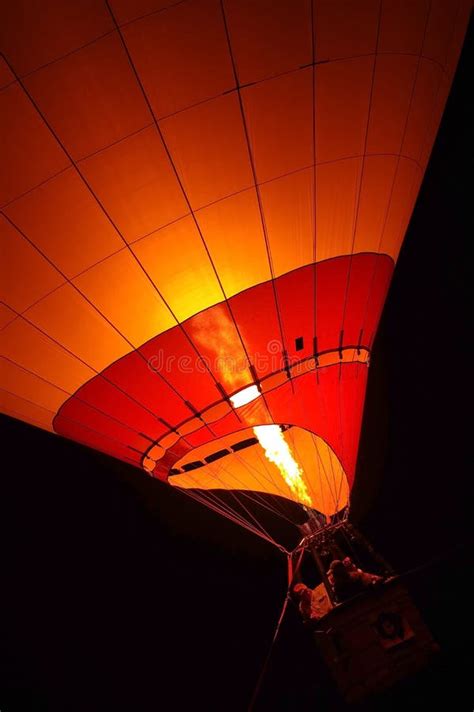 Voo do balão de ar quente imagem de stock Imagem de cesta 103079101