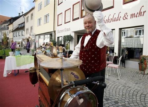 Händler rollen Besuchern den roten Teppich aus