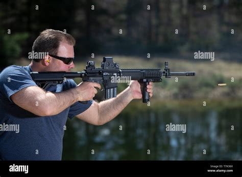 Hombre Apuntando Rifle Fotograf As E Im Genes De Alta Resoluci N Alamy