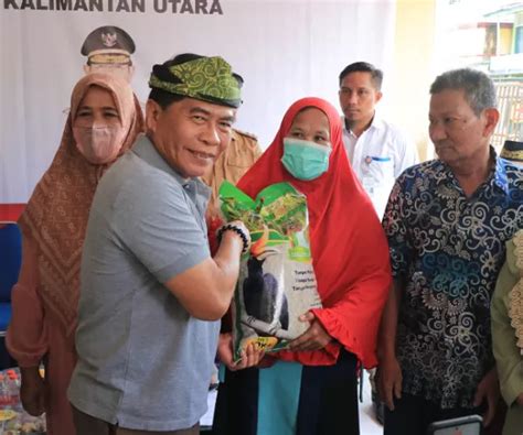 Gubernur Kaltara Berikan Bantuan Beras Ke Masyarakat Karang Rejo