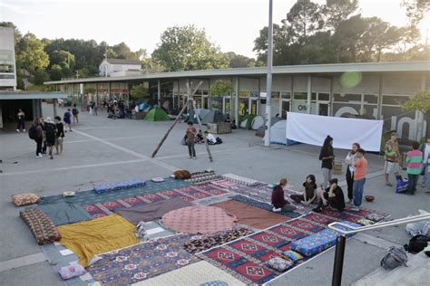 Desenes D Estudiants Acampen A La UAB Per Reclamar El Trencament De