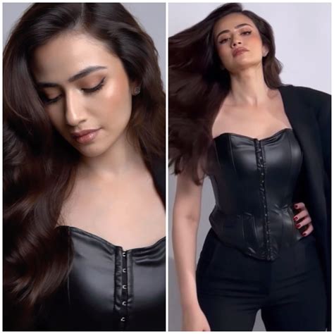Sana Javed Is Too Hot To Handle In Sexy Black Corset Pictures Lens