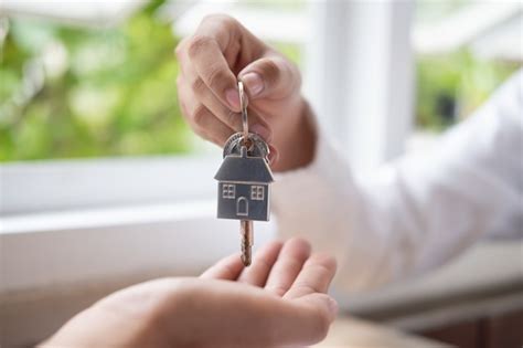 Premium Photo Real Estate Agent Hand Giving A House Keys To House Buyer