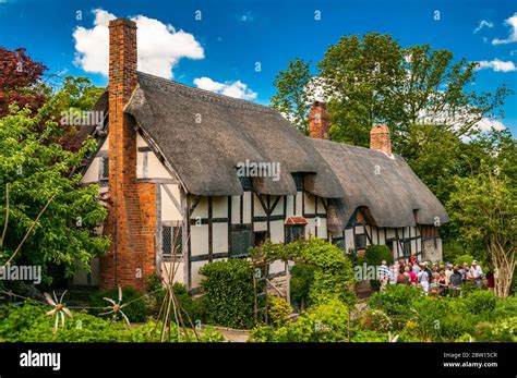 Anne Hathaway’s Cottage in Stratford-upon-Avon Stock Photo - Alamy