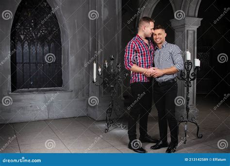Jovem Casal Gay Feliz Se Casando Na Igreja Imagem De Stock Imagem De Amar Americano