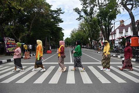 Parade Berkebaya Perempuan Di Medan Kampanyekan Kebaya Goes To