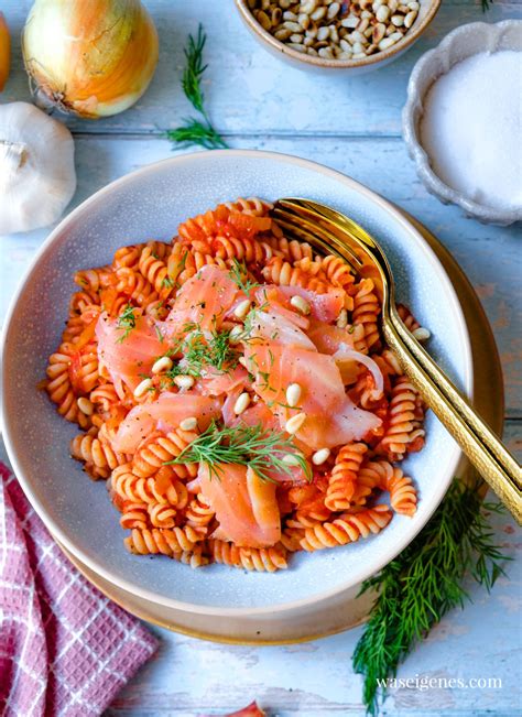 Nudeln mit geräuchertem Lachs in Tomatensoße waseigenes