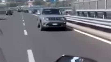 Napoli Suv In Retromarcia Sulla Tangenziale Il Video