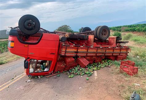 Caminh O Carregado Manga Tomba Na Ba Trecho Entre Brumado E Dom