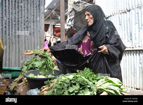 Una Mujer Somal Compra Verduras En Mercado Hamarwayne En Mogadishu