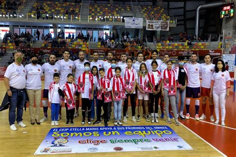 Alumnos de los CEIP Stella Maris y Aníbal disfrutaron del partido del