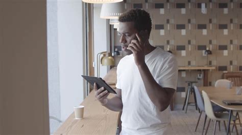 Vídeo de arquivo Gratuito Jovem afro americano sério falando no celular